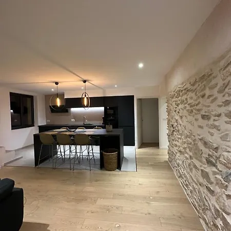Holiday home Charmante Maison En Pierre-tavel