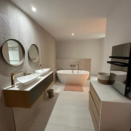 Charmante Maison En Pierre-tavel Semesterbostad