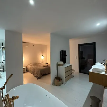 Semesterbostad Charmante Maison En Pierre-tavel *